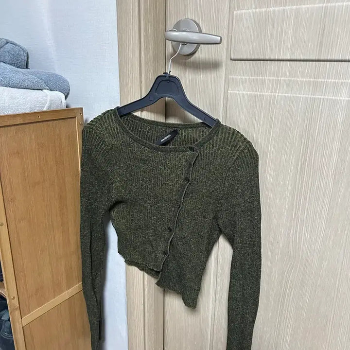 [BUNJANG] Diagonal Crop Knit Top / 다이애그널 크롭니트 쫀쫀