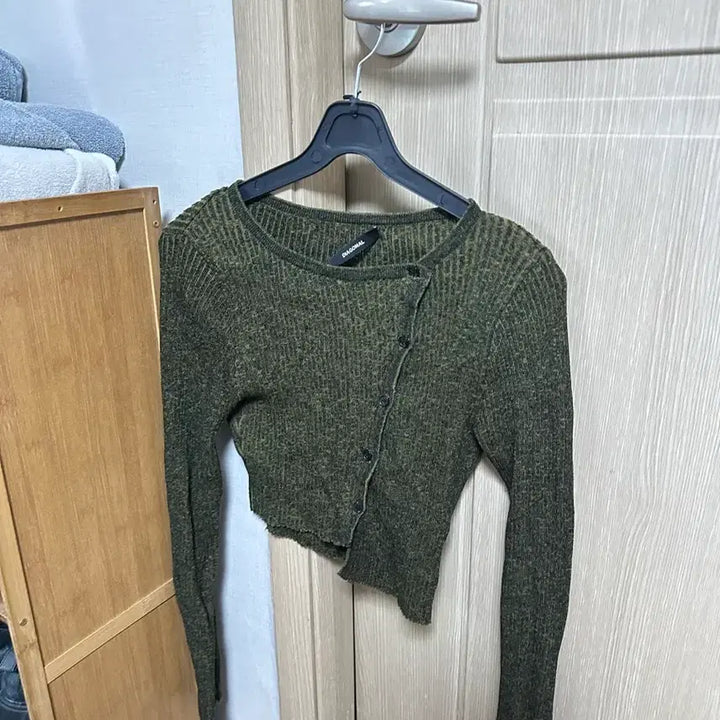 [BUNJANG] Diagonal Crop Knit Top / 다이애그널 크롭니트 쫀쫀