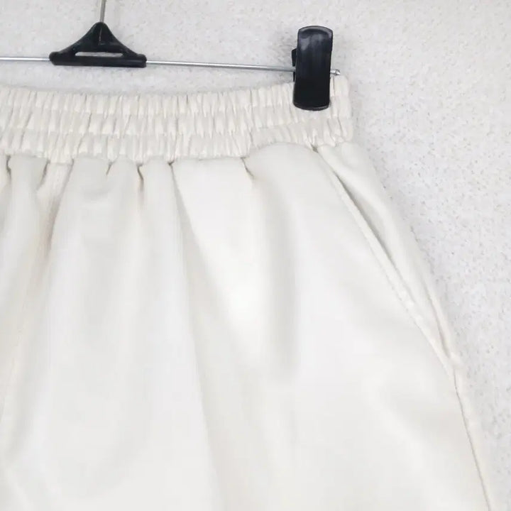 [SOLD OUT] 여성 아이보리 레더 반바지(S)