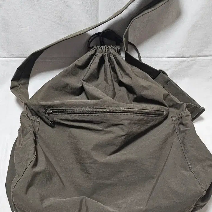 [BUNJANG] Uniqlo Drawstring Shoulder Bag / 유니클로 드로우 스트링 숄더백