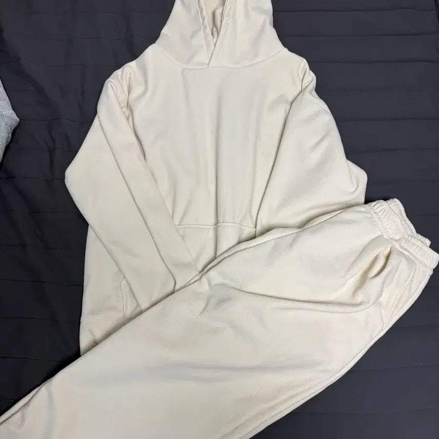 [BUNJANG] Ivory Hoodie Fleece Training Set / 아이보리 후드 기모 트레이닝복 세트 셋업 판매합니다.