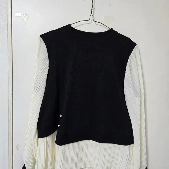 [BUNJANG] Black Knit Pleated Blouse / 블랙 니트 플리츠 블라우스