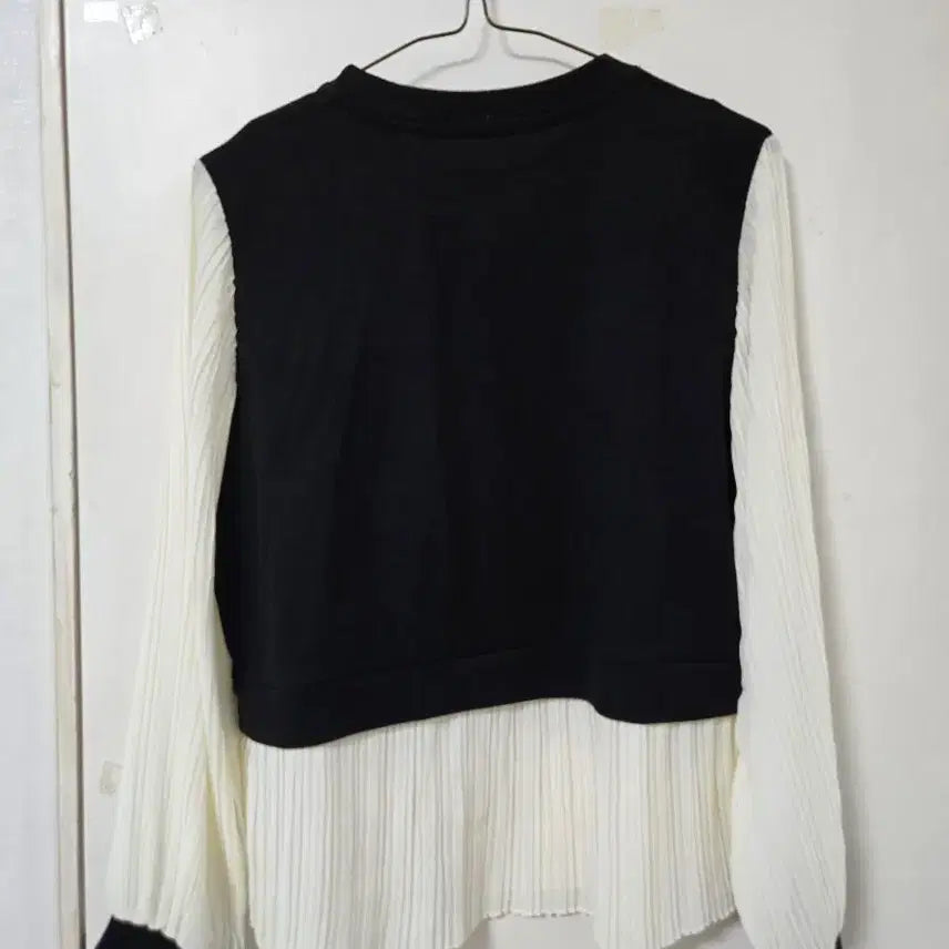 [BUNJANG] Black Knit Pleated Blouse / 블랙 니트 플리츠 블라우스