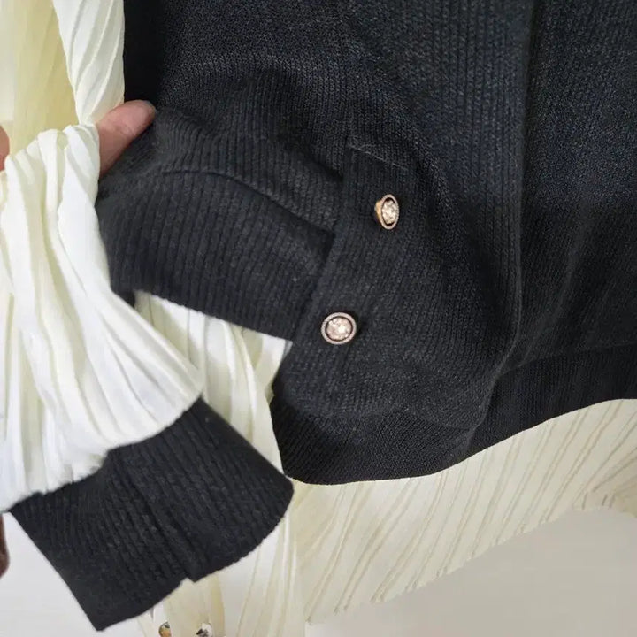 [BUNJANG] Black Knit Pleated Blouse / 블랙 니트 플리츠 블라우스