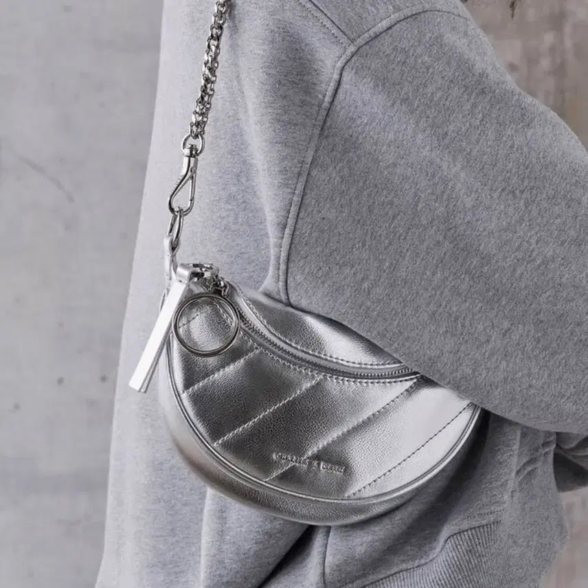 [BUNJANG] Charles & Keith Han So-hee Silver Chain Crossbody Bag / 찰스앤키스 실버 체인 크로스백 한소희