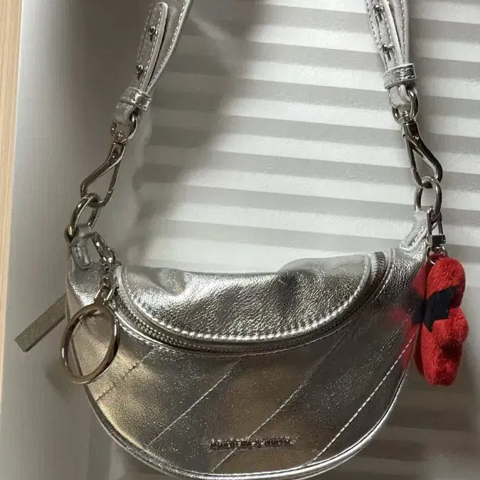 [BUNJANG] Charles & Keith Han So-hee Silver Chain Crossbody Bag / 찰스앤키스 실버 체인 크로스백 한소희