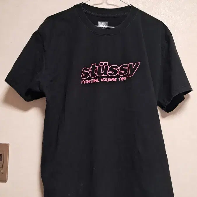 [BUNJANG] Stussy Black T-shirt / 스투시 블랙 반팔티 핑크 로고