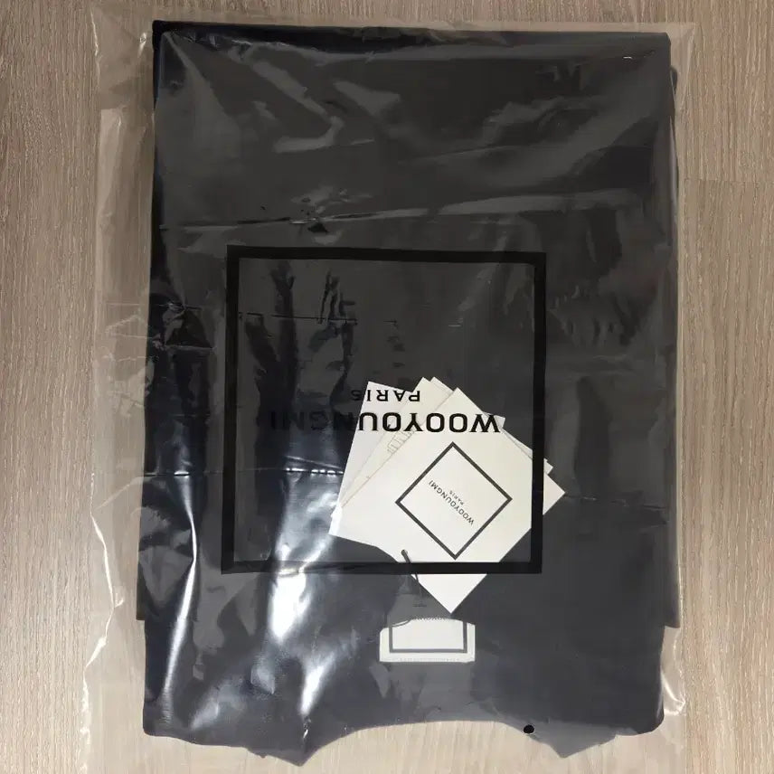[BUNJANG] Wooyoungmi 25FW Black Square Logo T-shirt / [새제품] 우영미 25FW 블랙 스퀘어 자수로고 반팔 티셔츠 46