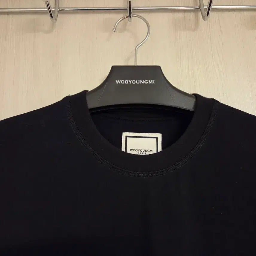 [BUNJANG] Wooyoungmi 25FW Black Square Logo T-shirt / [새제품] 우영미 25FW 블랙 스퀘어 자수로고 반팔 티셔츠 46