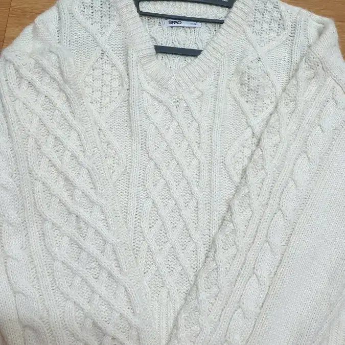 [BUNJANG] NCT Ivory Cropped Cable Knit Sweater / 스파오 아이보리색 크롭 꽈배기 니트
