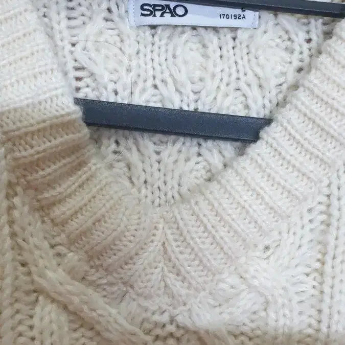 [BUNJANG] NCT Ivory Cropped Cable Knit Sweater / 스파오 아이보리색 크롭 꽈배기 니트