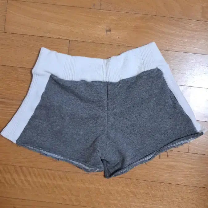 [BUNJANG] White and Gray Color Block Shorts / 화이트/회색 배색 반바지 25 26