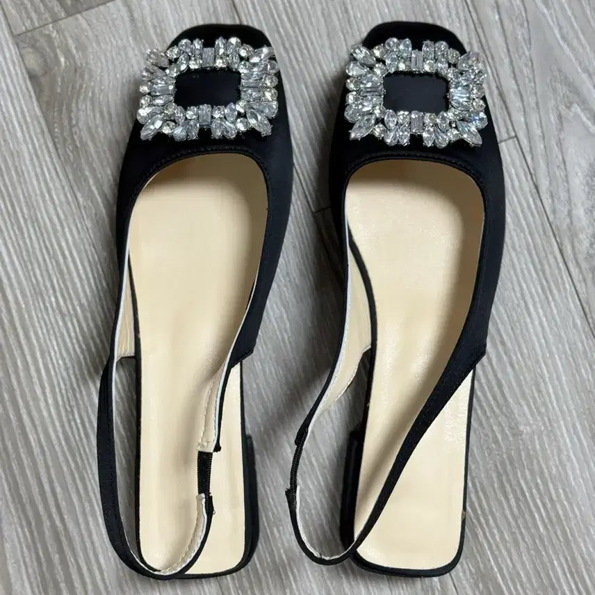 [SOLD OUT] 새상품) 블랙 큐빅 장식 샌들 슬링