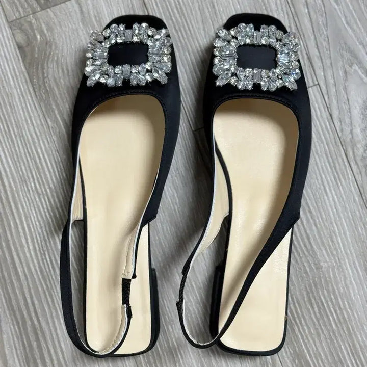 [SOLD OUT] 새상품) 블랙 큐빅 장식 샌들 슬링