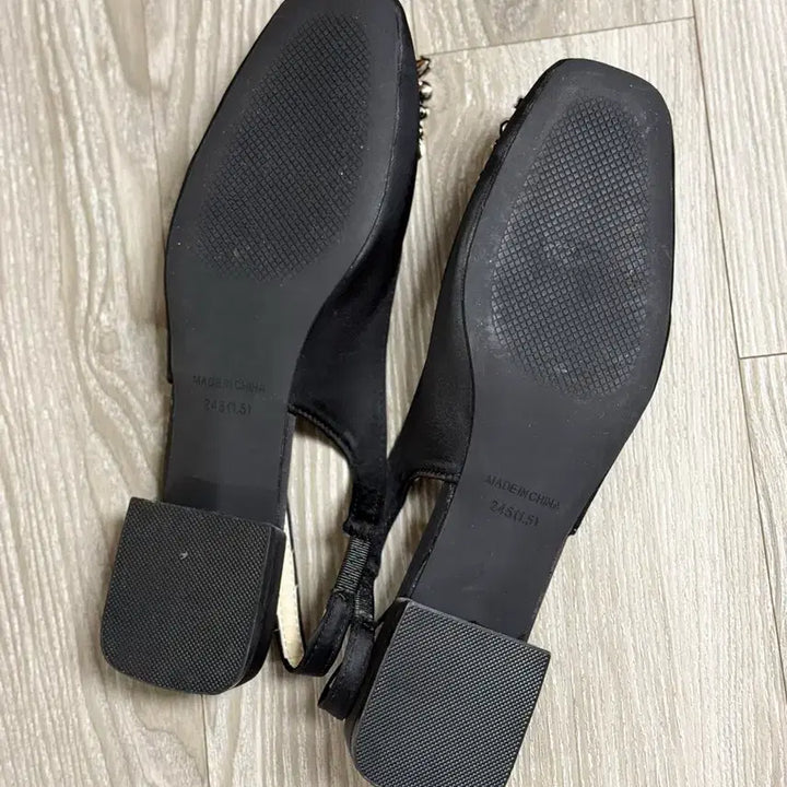 [SOLD OUT] 새상품) 블랙 큐빅 장식 샌들 슬링