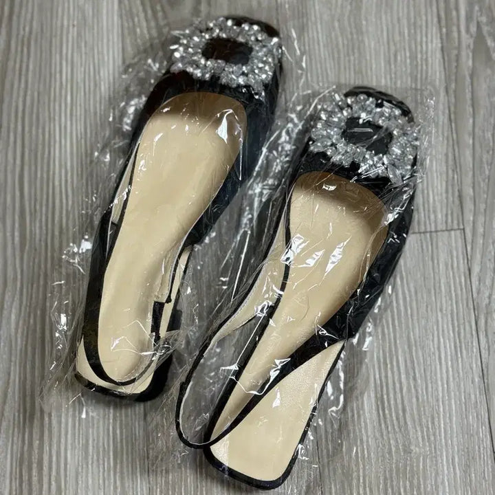 [SOLD OUT] 새상품) 블랙 큐빅 장식 샌들 슬링
