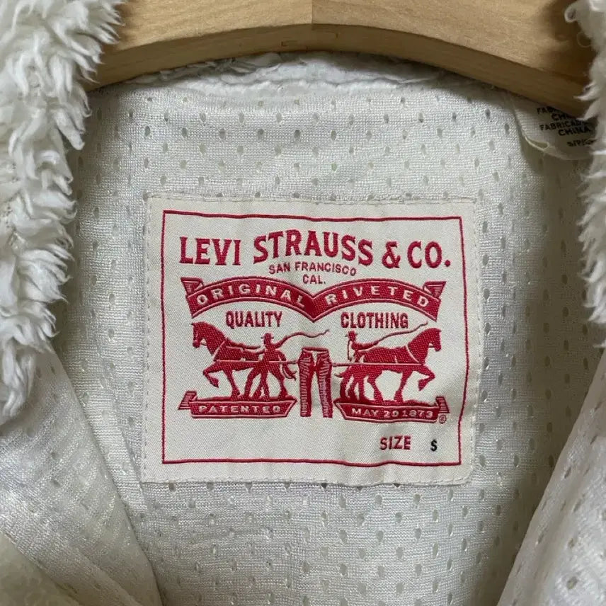 [BUNJANG] LEVIS Ivory Fleece Jacket (Size S) / [LEVIS] 리바이스 아이보리색 플리스 자켓 S사이즈