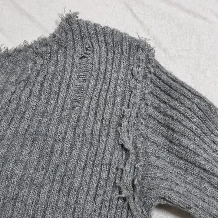 [BUNJANG] Grunge Wool Damage V-Neck Knit / 그런지 울 데미지 브이넥 니트