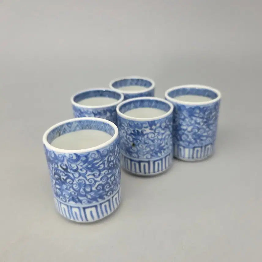 [BUNJANG] Koimari Edo Period Celadon Porcelain Vine Pattern Cup / 진품보증 에도시대 고이마리 청화 당초넝쿨문 통형잔