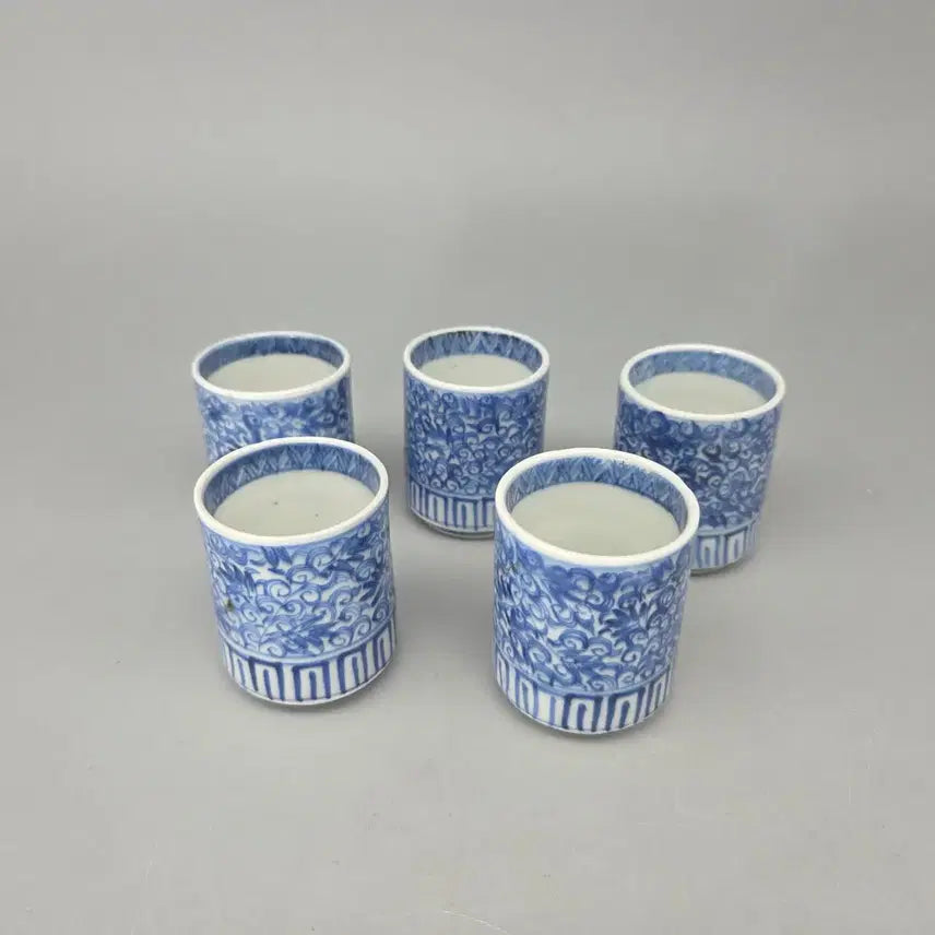 [BUNJANG] Koimari Edo Period Celadon Porcelain Vine Pattern Cup / 진품보증 에도시대 고이마리 청화 당초넝쿨문 통형잔