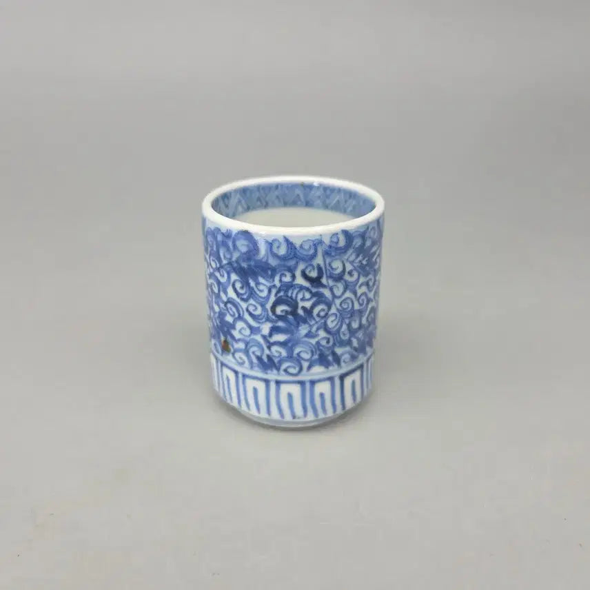 [BUNJANG] Koimari Edo Period Celadon Porcelain Vine Pattern Cup / 진품보증 에도시대 고이마리 청화 당초넝쿨문 통형잔