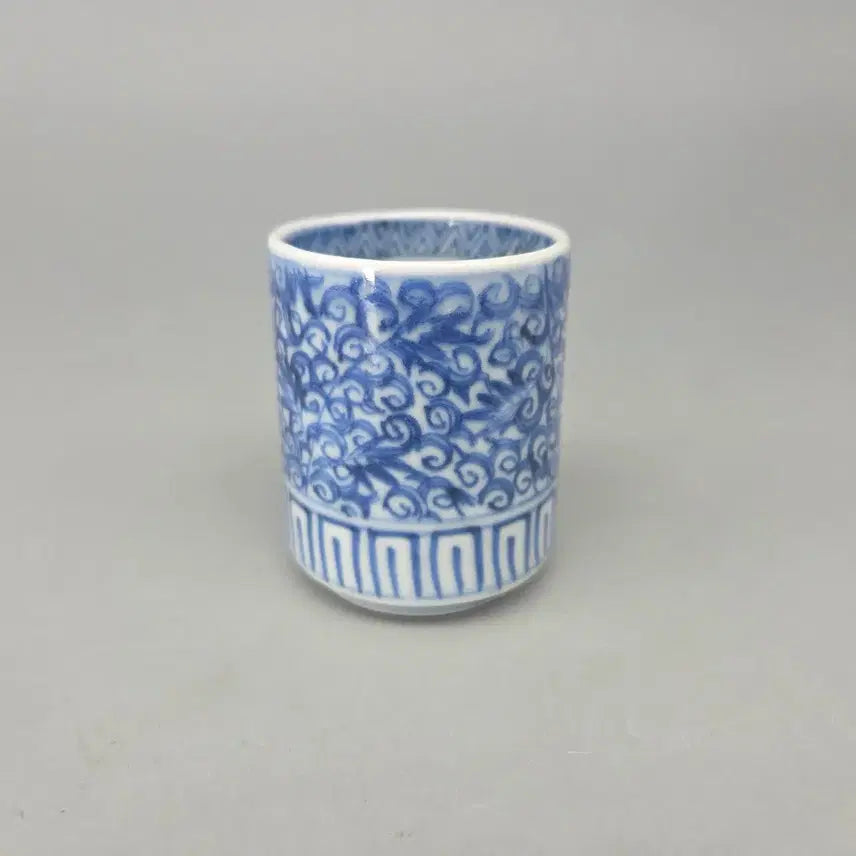 [BUNJANG] Koimari Edo Period Celadon Porcelain Vine Pattern Cup / 진품보증 에도시대 고이마리 청화 당초넝쿨문 통형잔