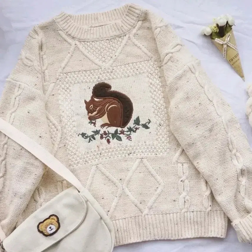 [BUNJANG] Oatmeal Squirrel Embroidery Knit (Free Size) / 희귀템! 감성 가득 오트밀 다람쥐 자수 니트
