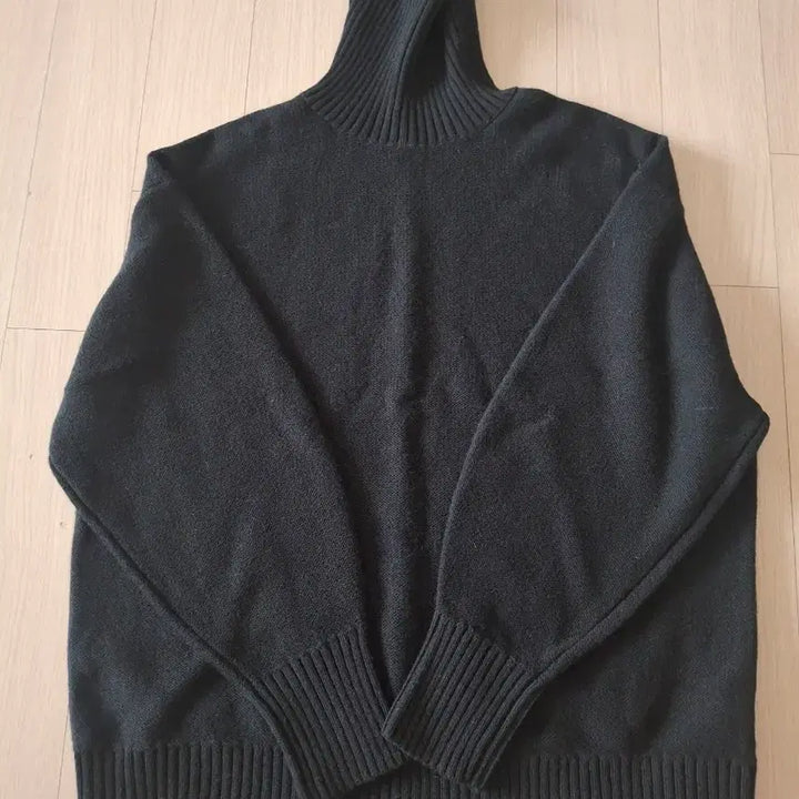 [SOLD OUT] 코스 블랙 울100터틀넥 니트