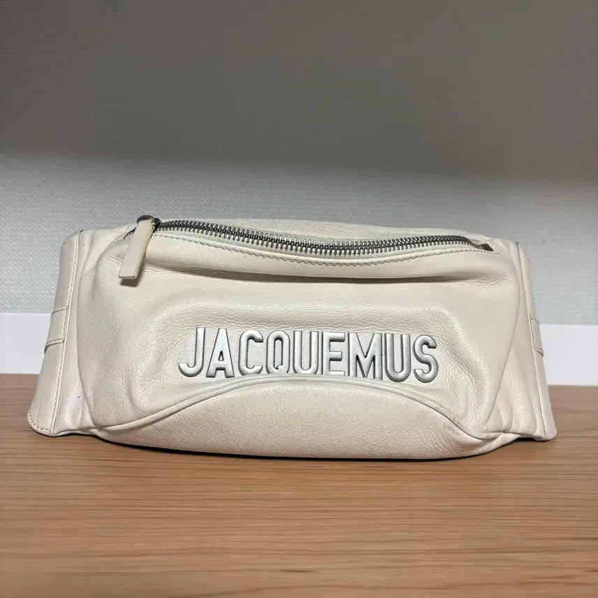 [BUNJANG] Jacquemus La Banane Grained Leather Belt Bag / 자크뮈스(Jacquemus)의 라 바난(La Banane) 가죽 벨트 백