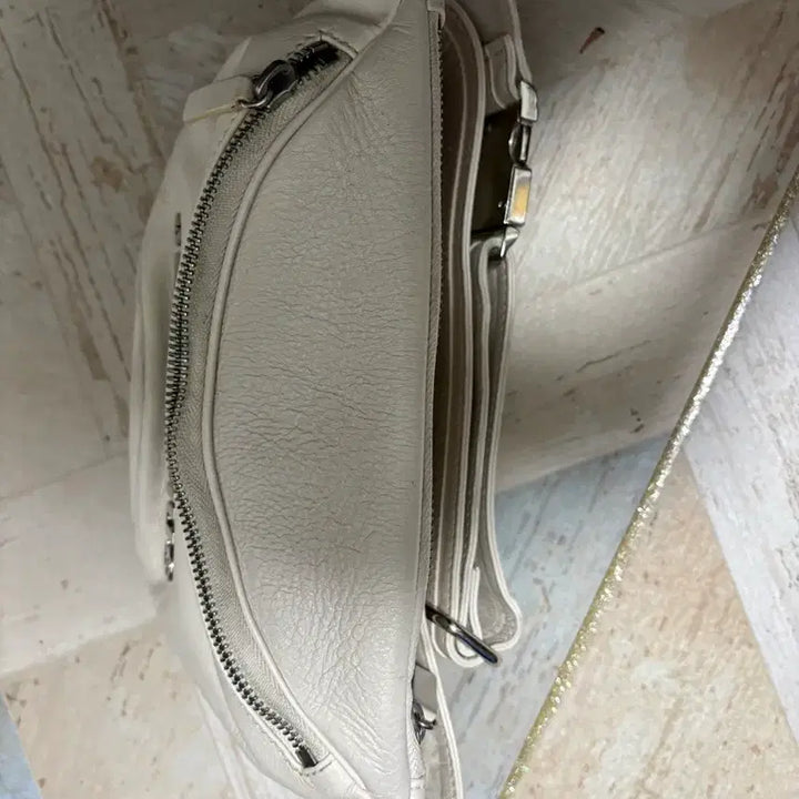 [BUNJANG] Jacquemus La Banane Grained Leather Belt Bag / 자크뮈스(Jacquemus)의 라 바난(La Banane) 가죽 벨트 백