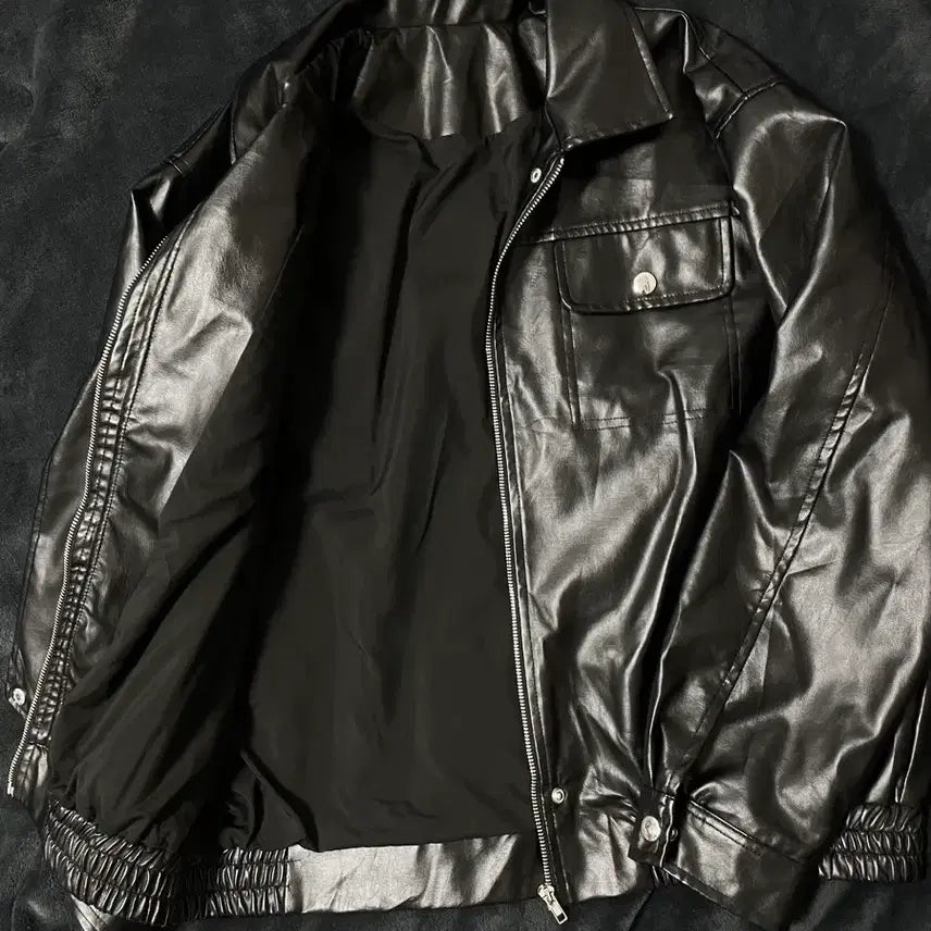 [BUNJANG] Unknown Brand Oversized Faux Leather Bomber Jacket / 00s 포켓 페이크 레더 봄버 오버핏 자켓 블랙 락시크무채색 올세인츠자라
