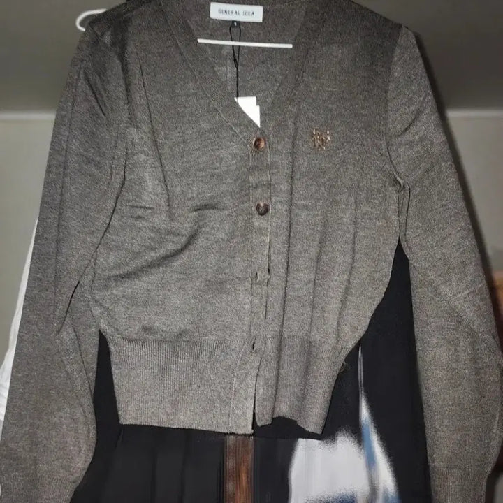[BUNJANG] GENERAL IDEA Charcoal V-Neck Cardigan / GENERAL IDEA 제너럴 아이디어 챠콜 가디건