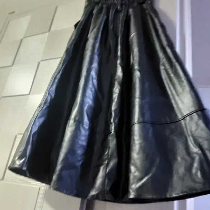 [BUNJANG] Black Leather Pleated Flare Skirt / 블랙 레더 핀턱 플레어 스커트