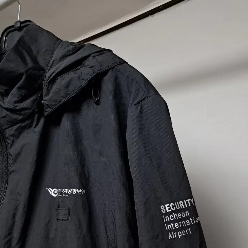 [BUNJANG] BASTO Black Windbreaker Jacket (Size 100) / 인천국제공항 검정색 바람막이 후드 자켓 BASTO 검정 바람막이 100에