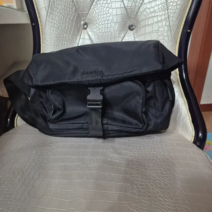 [BUNJANG] Kangol Messenger Bag / 캉골 블랙 메신저백 크로스백