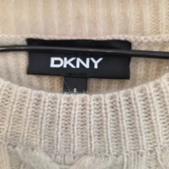 [BUNJANG] DKNY Beige Cable Knit Vest / DKNY 베이지 케이블 니트 조끼