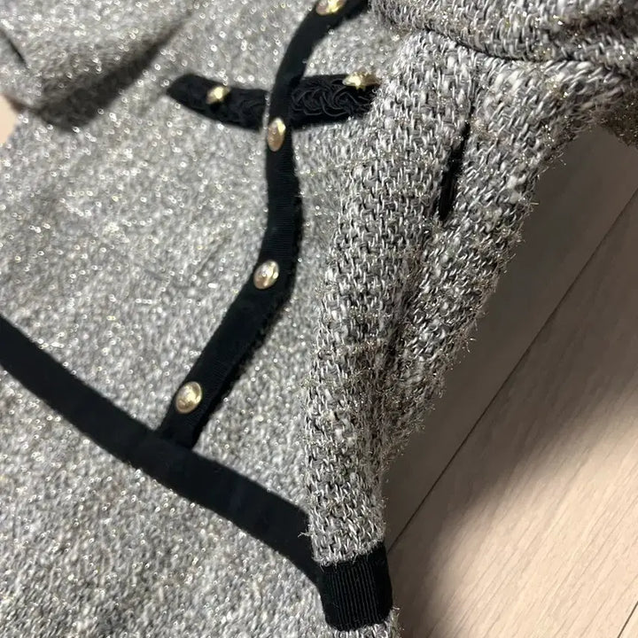 [BUNJANG] MAJE Tweed Mini Dress with Silver Glitter / 마쥬 MAJE 트위드 원피스 실버 펄 글리터 미니 반팔 하객룩 금장버튼