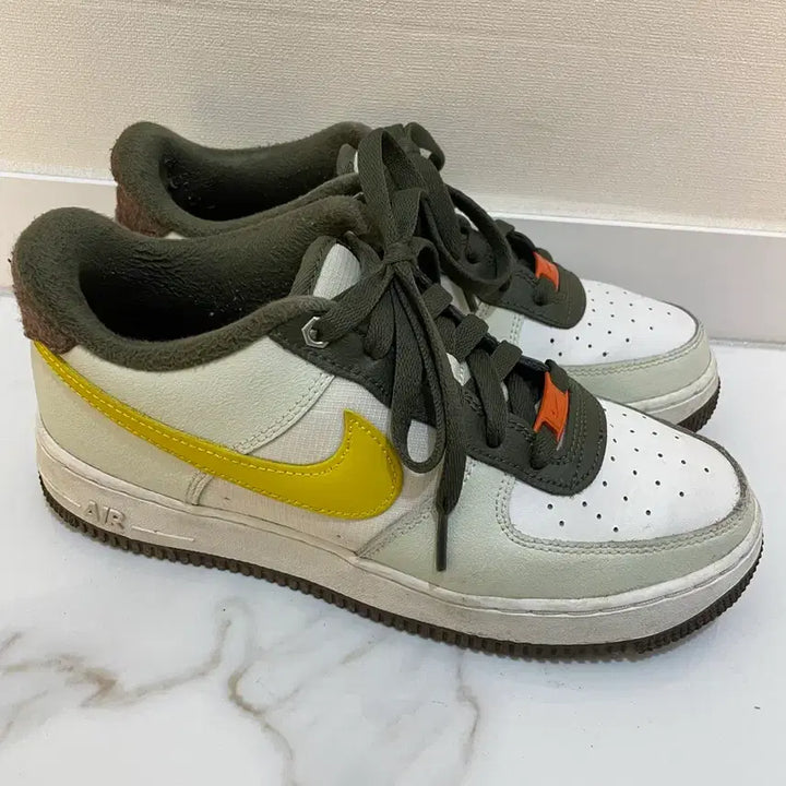 [BUNJANG] Nike Air Force 1 LV8 GS Sneakers / 나이키 24SS 에어포스1 서밋 흰/노/카 운동화