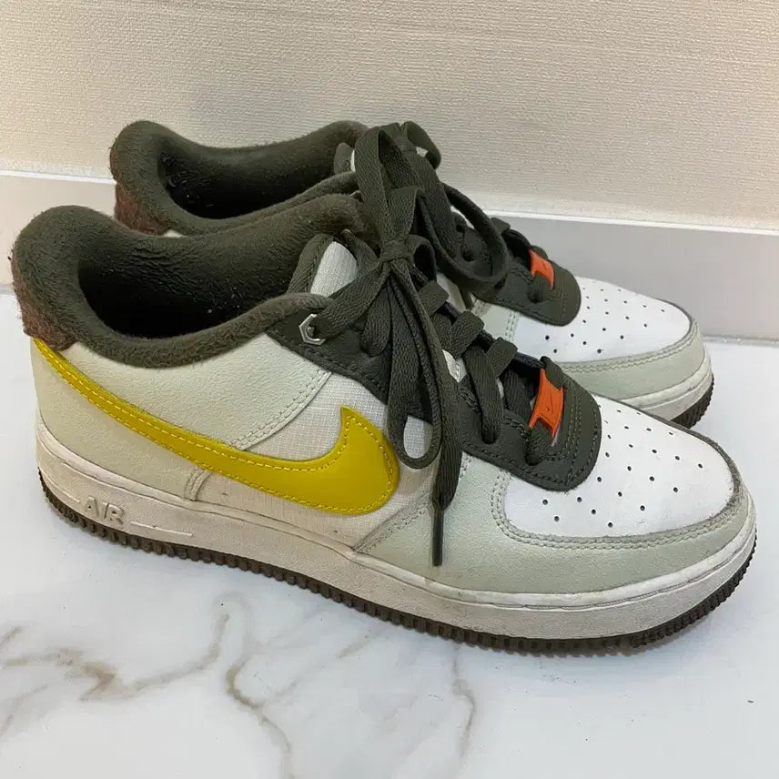 [BUNJANG] Nike Air Force 1 LV8 GS Sneakers / 나이키 24SS 에어포스1 서밋 흰/노/카 운동화