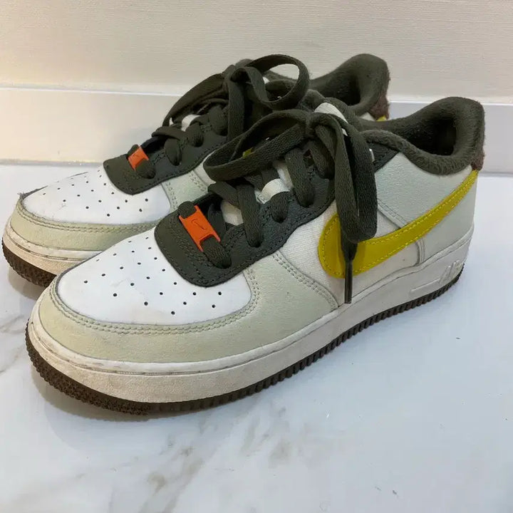 [BUNJANG] Nike Air Force 1 LV8 GS Sneakers / 나이키 24SS 에어포스1 서밋 흰/노/카 운동화