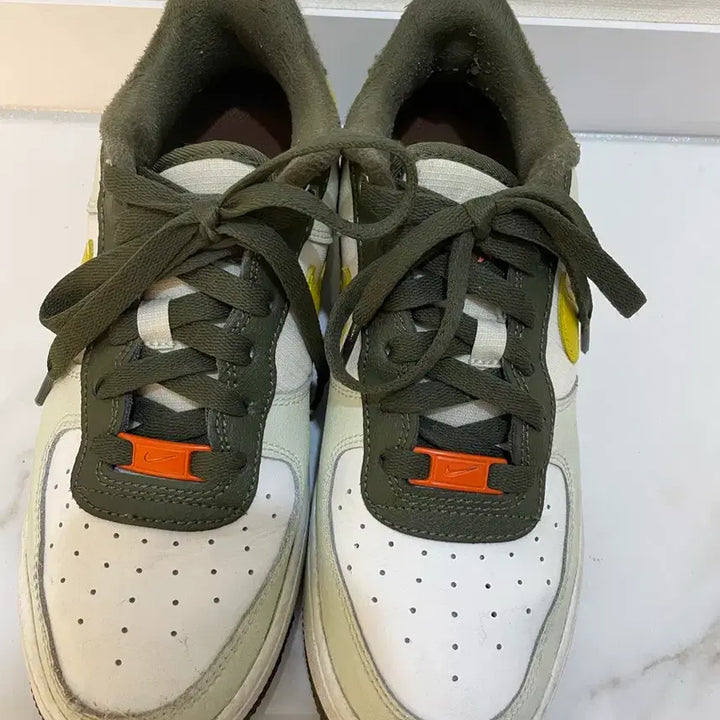 [BUNJANG] Nike Air Force 1 LV8 GS Sneakers / 나이키 24SS 에어포스1 서밋 흰/노/카 운동화