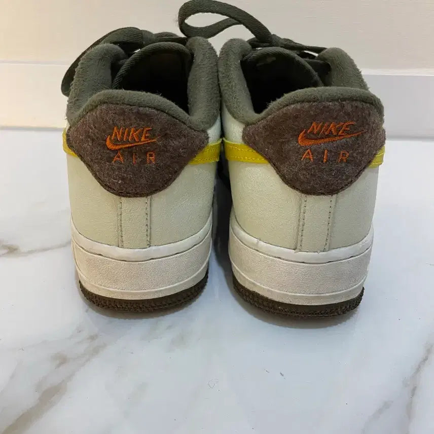 [BUNJANG] Nike Air Force 1 LV8 GS Sneakers / 나이키 24SS 에어포스1 서밋 흰/노/카 운동화