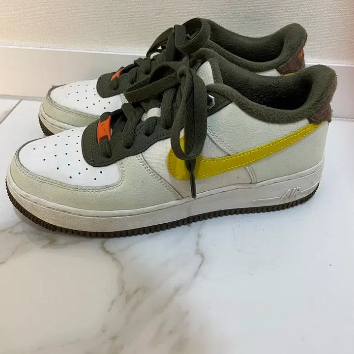 [BUNJANG] Nike Air Force 1 LV8 GS Sneakers / 나이키 24SS 에어포스1 서밋 흰/노/카 운동화