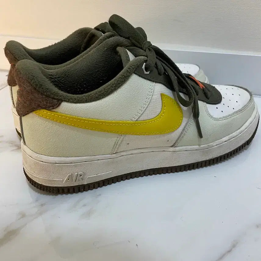 [BUNJANG] Nike Air Force 1 LV8 GS Sneakers / 나이키 24SS 에어포스1 서밋 흰/노/카 운동화