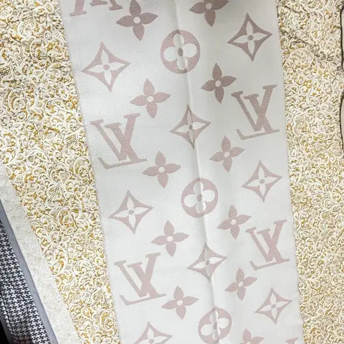 [BUNJANG] Louis Vuitton Essential Beige Road Scarf / 루이비통 LV에센셜 머플러 베이지 로드
