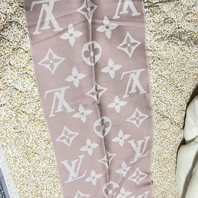 [BUNJANG] Louis Vuitton Essential Beige Road Scarf / 루이비통 LV에센셜 머플러 베이지 로드
