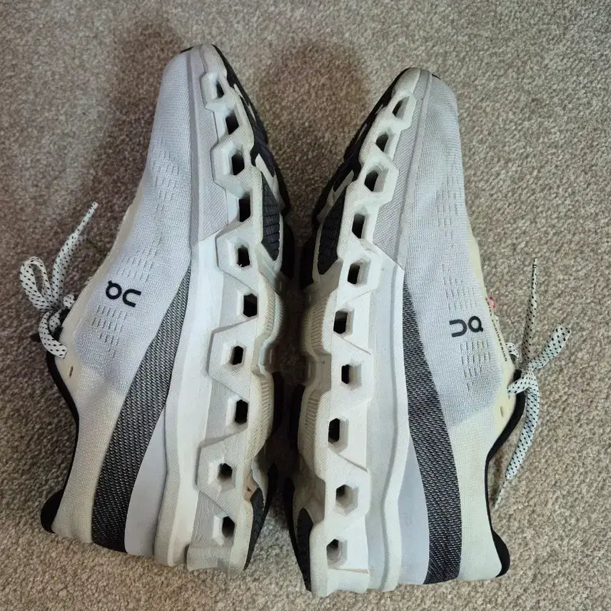 [BUNJANG] On Running Cloud Running Shoes White / On Running on 클라우드 러닝화 화이트