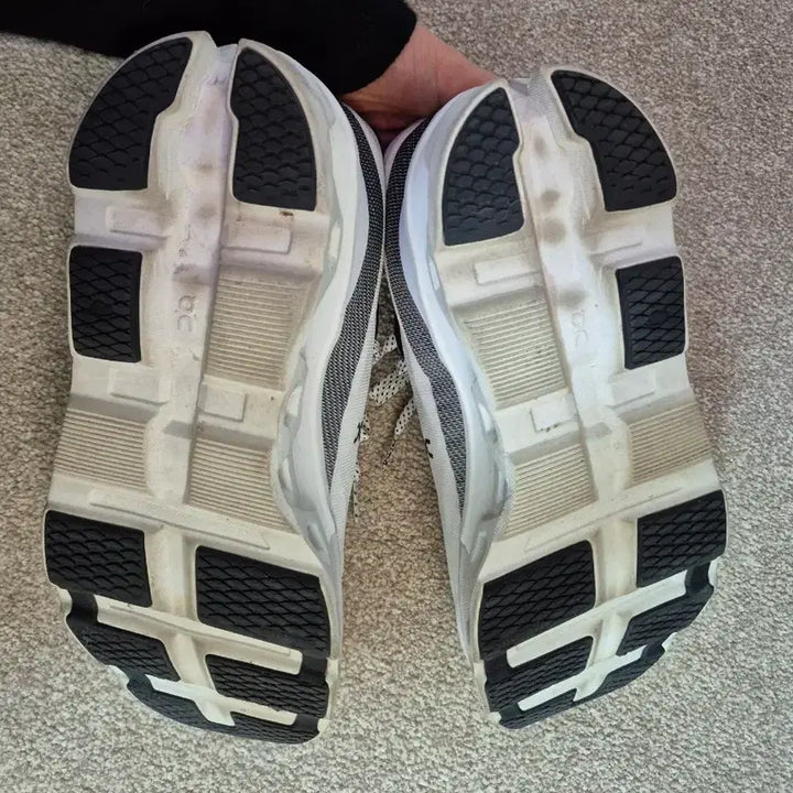 [BUNJANG] On Running Cloud Running Shoes White / On Running on 클라우드 러닝화 화이트