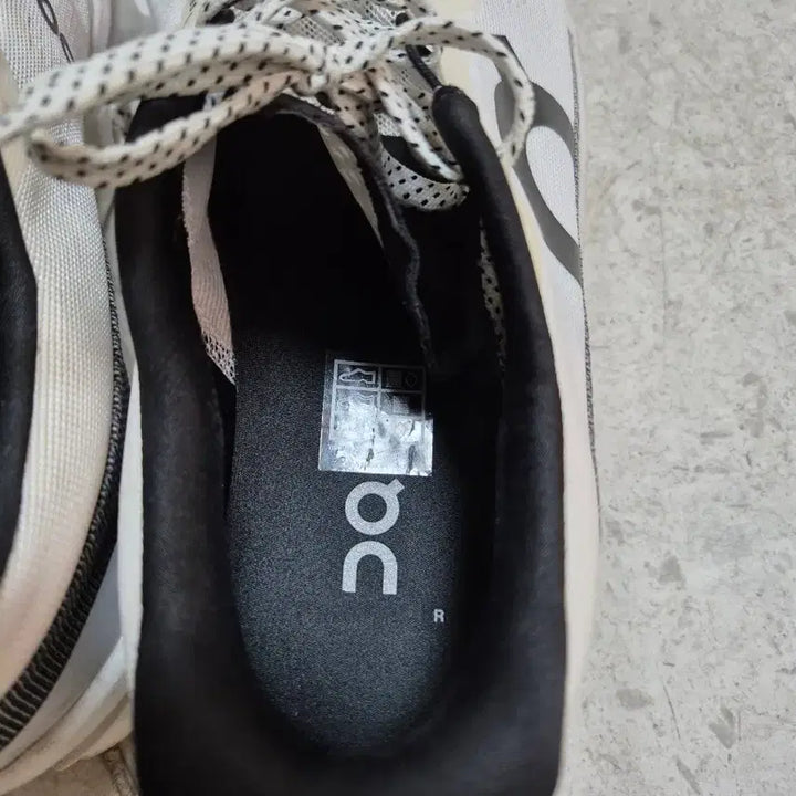 [BUNJANG] On Running Cloud Running Shoes White / On Running on 클라우드 러닝화 화이트