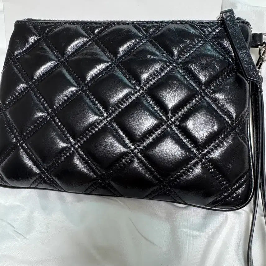 [BUNJANG] Mark Jacobs Quilted Pouch Bag / [무료배송] 마크제이콥스 블랙 퀼팅 파우치백 (소프트샷 파우치)